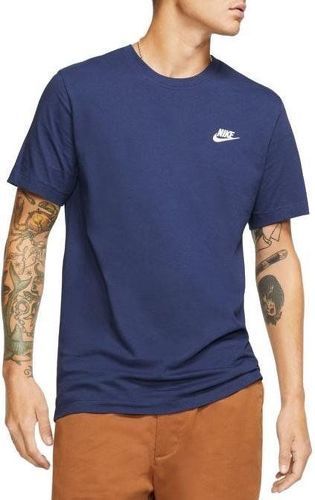 NIKE-Sportswear Club Strike - T-shirt-0