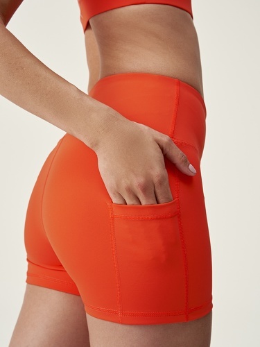 Born Living Yoga-Short Star Born Living Yoga Pour-1