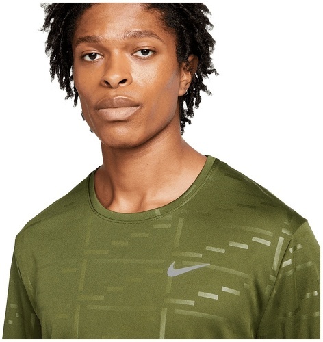 NIKE-Maillot de course Nike Dri-FIT UV Run Division Miler vert / argent-2
