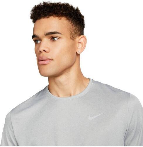 NIKE-Maillot de course Nike Dri-FIT UV Miler gris-2