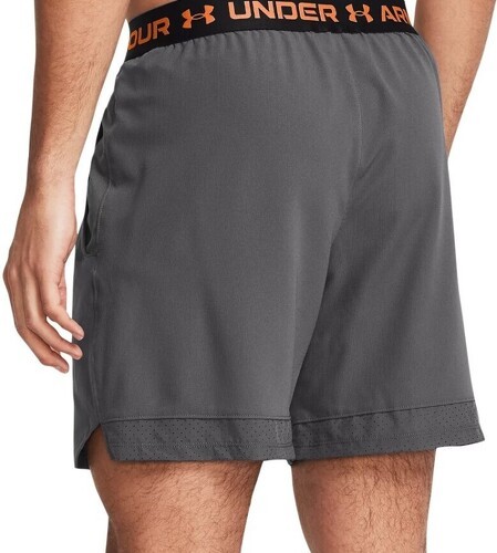 UNDER ARMOUR-Short tissé Under Armour Vanish 26 cm-1